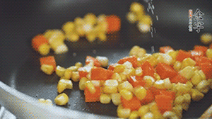 胡蘿卜、玉米洗凈后，處理成粒，加鹽簡(jiǎn)單炒制。