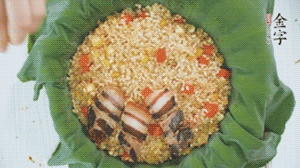 擺上金字醬肉，妥帖包裹好上鍋蒸。