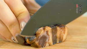 金字風(fēng)味醬肉切成片，上鍋蒸15分鐘。