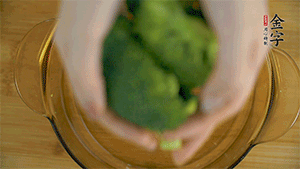 西蘭花洗凈，切成小塊汆燙，切碎。