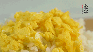 將雞蛋碎、西蘭花碎和放涼的米飯混合，用少許鹽、橄欖油調(diào)味。