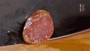 金字火腿肉香腸上鍋蒸15分鐘，切片備用。