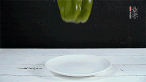 雞蛋打散，加青椒粒、蔥花攪拌。