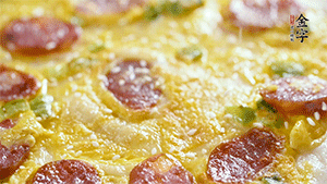 撒上一些芝麻，準(zhǔn)備一些番茄醬，一份早餐就做好了。