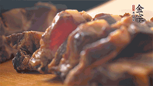 金字醬肉切成小丁。