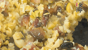 熱油起鍋，下醬肉丁炒香，再加入筍丁、適量水淀粉勾芡翻炒均勻。