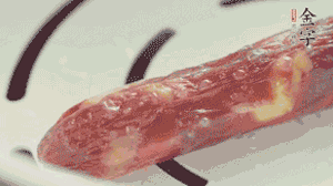 香腸蒸至半熟切片，筍切丁備用。