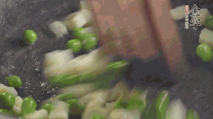 鍋中油7成熱時，入青豆、筍丁翻炒，然后加糯米飯加鹽均勻翻炒。