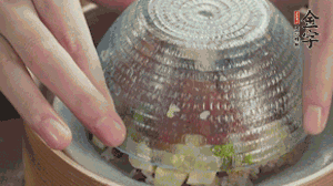 碗倒扣到盤中，擺上焯水后的熟蝦仁即可。