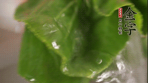 小青菜從根部掰開(kāi)，分別洗凈。