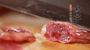 金字香腸蒸或煮至7成熟，切成片備用。