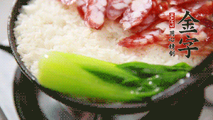 5分鐘后，在鍋邊用勺子淋一圈少少的油。打雞蛋，放青菜，把調(diào)好的醬汁倒入。（在米飯周圍用小勺沿著鍋邊淋上一圈油，是為了吃到地道的鍋巴。這個過程可以稍微轉(zhuǎn)動下鍋，使四壁受熱均勻。）