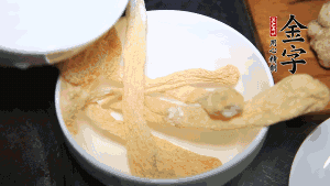 竹蓀淡鹽水泡發(fā)后，剪去菌蓋頭（封閉的一端），切成小段。生姜切片，蔥切段備用。