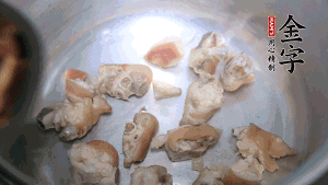 煎至兩面略金黃時(shí)，加適量熱水燉至奶白。