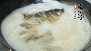 然后加竹蓀段、姜片、枸杞、火腿片，以少量鹽、黃酒調(diào)味，大火燉煮10分鐘。