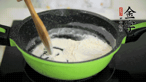 【月餅餡】3．把面粉放入干凈的炒鍋，小火加熱不斷翻炒，至呈微黃色熟透。在腌漬好的火腿丁中加熟面粉，拌勻后，加黃油拌勻揉搓成12個(gè)小球，放冰箱冷藏備用。