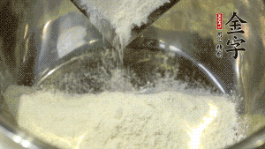 【油皮】1．將油皮材料放入料盆中，緩緩加100ml水，攪拌成雪花片狀。在案板上反復(fù)揉搓成有一定筋度的光潔面團(tuán)，搓成12個(gè)團(tuán)子。