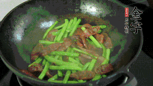 然后再加入鮮蓮子一起翻炒，至熟后加少許鹽調(diào)味就可以了。