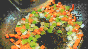 以耗油、料酒調味，加適量清水燜煮。