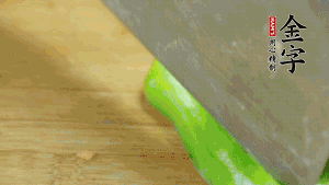 大蒜切成小段，青椒去籽滾刀切成塊。