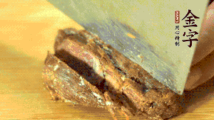 金字鹵牛肉切成牛肉粒。