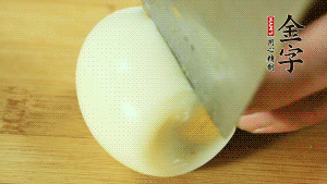 煮面條的同時把雞蛋煮好。