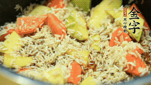 加入切好的胡蘿卜塊和南瓜塊、鹵牛肉塊攪拌均勻。放入電飯煲，按“煮飯模式”。