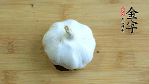 大蒜切成蒜末。（先把大蒜拍扁后，再切碎會(huì)容易很多。）