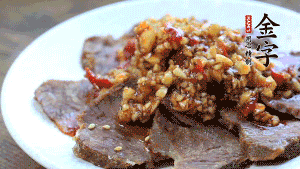 最后把醬汁淋到牛肉上即可，撒上芝麻、香菜。也可以把牛肉和醬汁攪拌均勻，讓牛肉與醬汁更加入味。