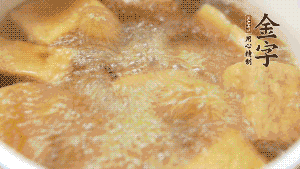 另起一個(gè)湯鍋，倒入適量清水，加入炸好的豆腐塊。待水沸騰后，加入臘肉，用生抽、料酒、火腿高湯調(diào)味。燉煮至臘肉熟透，加辣椒圈增加點(diǎn)辣味。（調(diào)料可以根據(jù)個(gè)人口味適當(dāng)調(diào)整，火腿高湯能夠讓湯汁更加層次豐富。）