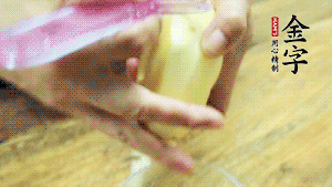 將食材洗凈，茄子、土豆切滾刀塊。