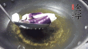 鍋中倒油燒至七成熱，將土豆炸至金黃，茄子炸軟，青椒塊略炸，然后撈出瀝油備用。