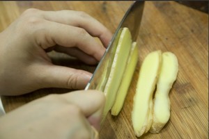 火腿切片，生姜切片。