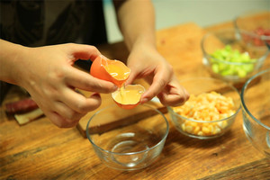 雞蛋蛋白和蛋黃分開，把蛋黃打散。