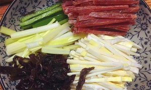 黑木耳泡發(fā)，黑木耳、韭黃、雷筍、青椒切成絲。