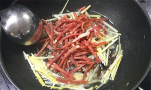 火腿絲、筍絲、黑木耳絲汆水后，瀝干。