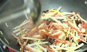 起油鍋，蒜茸煸香，倒入所有食材，加料酒翻炒至熟即可。