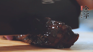 金字風(fēng)味醬肉切小塊。