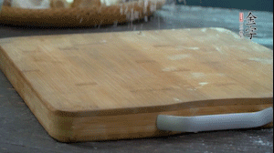 【面皮】3.案板撒點(diǎn)糯米粉，將面團(tuán)搓成均勻的小團(tuán)子。