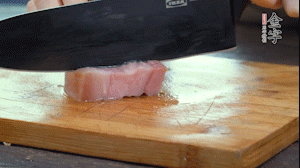 【餡料】1.金字淡咸肉加姜片料酒焯水，春筍焯水后切成小丁。