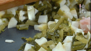 【餡料】2.鍋中油8成熱時(shí)，依次放入春筍、雪菜、淡咸肉，翻炒出香味。