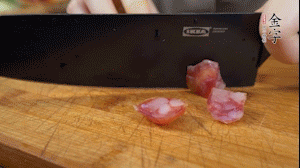 【餡料】3.金字土香腸、香菇切小丁。