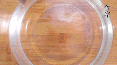 金字火腿切小片，浸泡5分鐘。