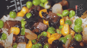 出鍋前加蠔油、生抽調(diào)味，撒點(diǎn)熟白芝麻即可。