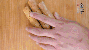 山藥去皮切斜刀塊，毛豆去外殼去膜，姜切片。