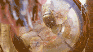 鍋中依次放姜片、排骨、火腿，加料酒、清水煮開轉(zhuǎn)小火煮30分鐘。