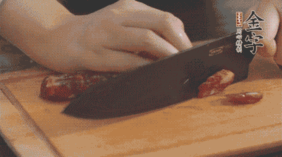 金字土香腸切片，香菇切丁。