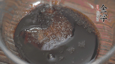 調(diào)配醬汁：耗油、生抽、老抽、糖、鹽、清水攪拌均勻。