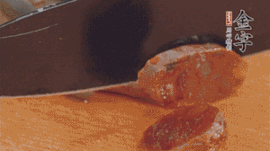 麻辣香腸蒸熟后，切片待用。