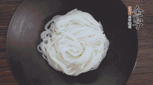 依次放入黃瓜絲、花生米、燙熟的豆芽、麻辣香腸、香菜、擺盤即可。